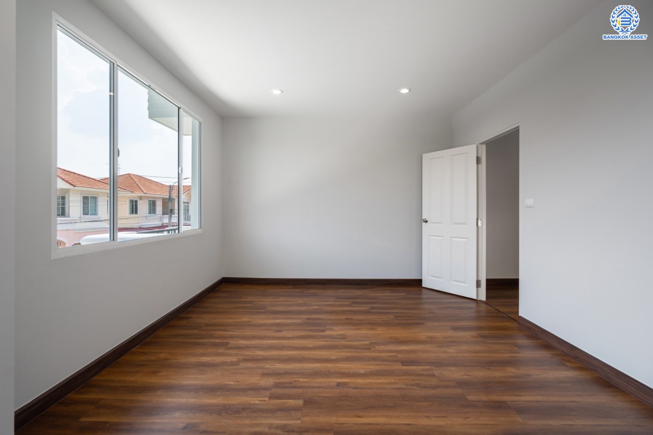 บ้านมือสองตกแต่งใหม่ ม.ภัสสร7 บางบัวทอง ติดถนนเมน! เนื้อที่ 59.3 ตร.ว. ฟังก์ชัน 3 ห้องนอน 3 ห้องน้ำ จอดรถได้ 2 คัน บนทำเลเดินทางสะดวก ติดถนนใหญ่ เพียง 400 ม. จากรถไฟฟ้าสถานีบางพลู ใกล้เซ็นทรัลเวสต์เกต